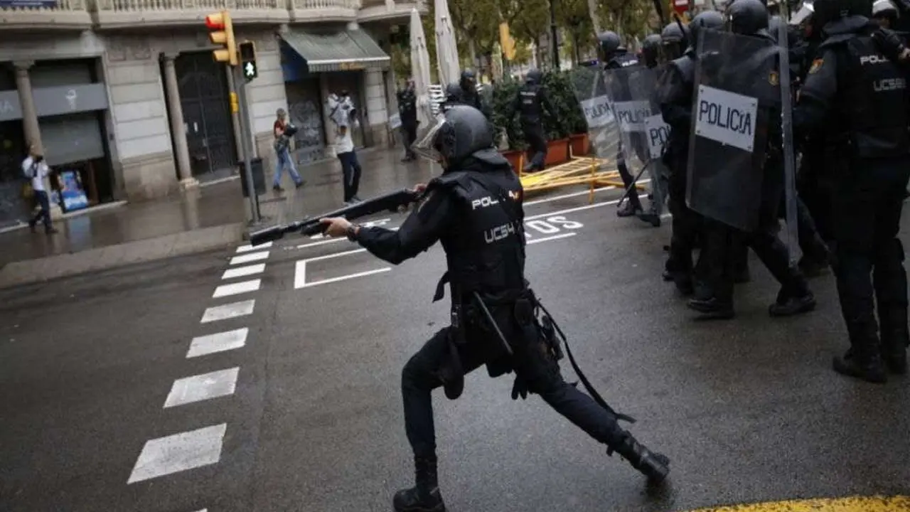 Escopeteiro da Unidade de Intervenci&oacute;n Policial (UIP) da Polic&iacute;a espa&ntilde;ola dispara durante o 1 de outubro de 2017 en Barcelona. (Foto: Amnist&iacute;a Internacional)