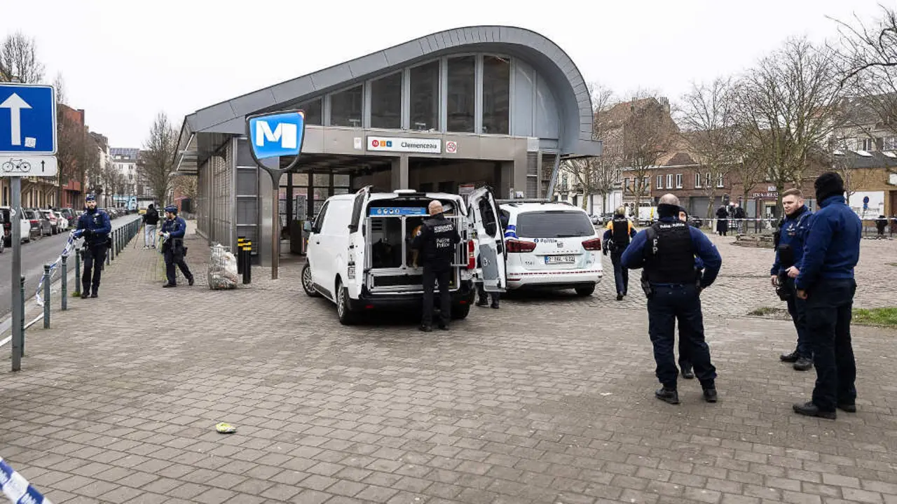 A Polic&iacute;a belga diante da entrada da parada de metro de Clemenceau, en Bruxelas (B&eacute;lxica), o 5 de febreiro de 2025. (Foto: James Arthur Gekiere / Europa Press / Contacto)