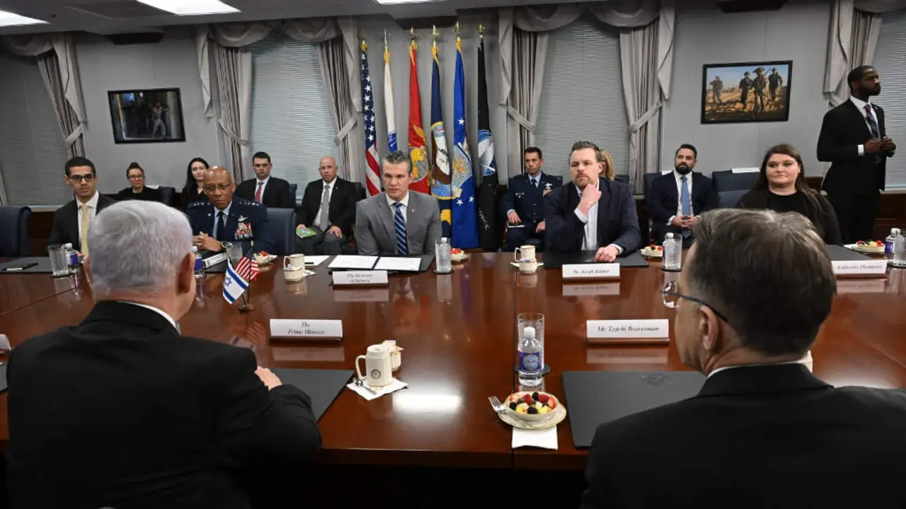 Benjamin Netanyahu, primeiro ministro israel&iacute; (de costas, &aacute; esquerda), co secretario de Defensa dos EUA, Pete Hegseth (fronte a el), e os seus equipos, o 6 de febreiro de 2025 en Washington, a capital dos EUA. (Foto: Oficina do primeiro ministro israel&iacute;)