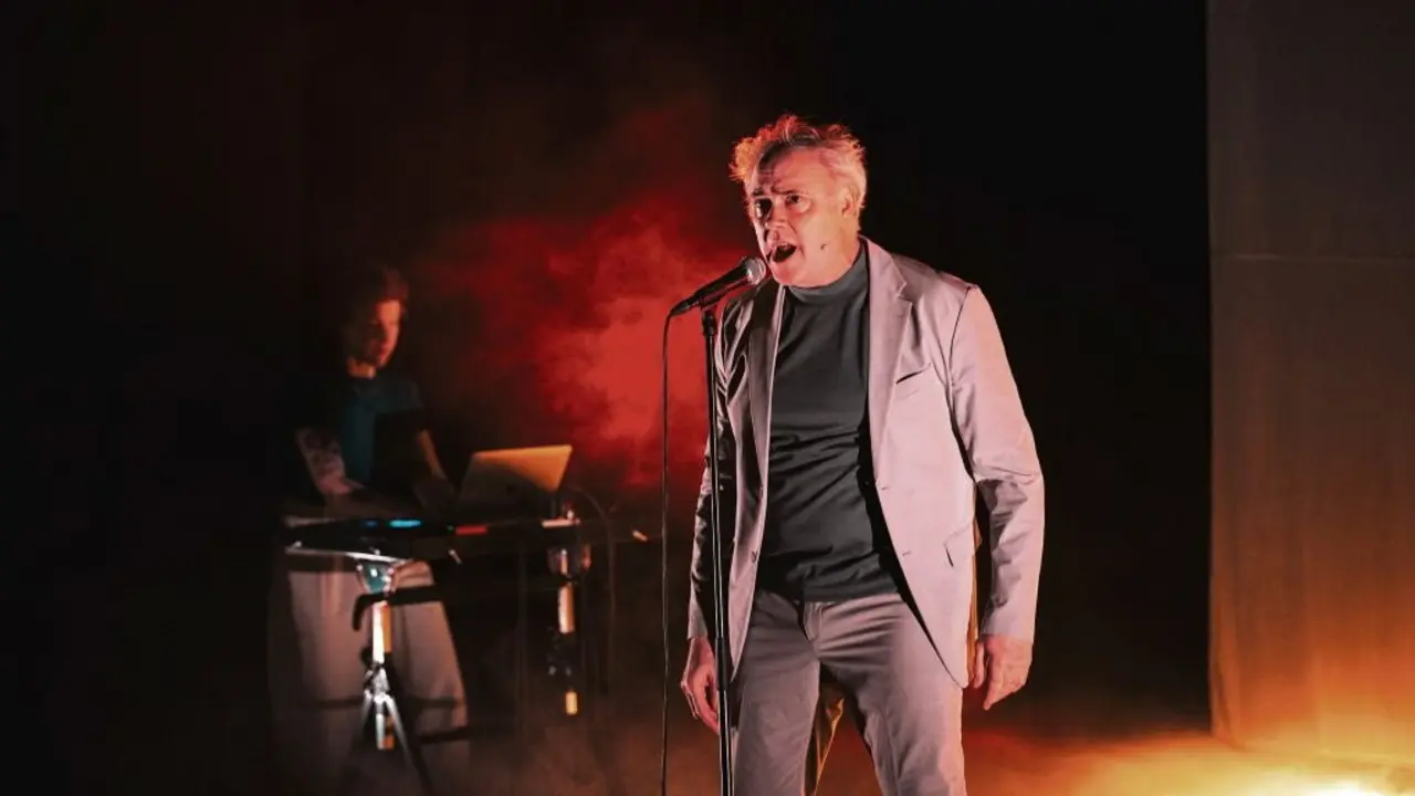 Non queda claro se O &uacute;ltimo home &eacute; un cabaret literario constru&iacute;do como teatro ou teatro constru&iacute;do como cabaret. (Foto: Aigi Boga)