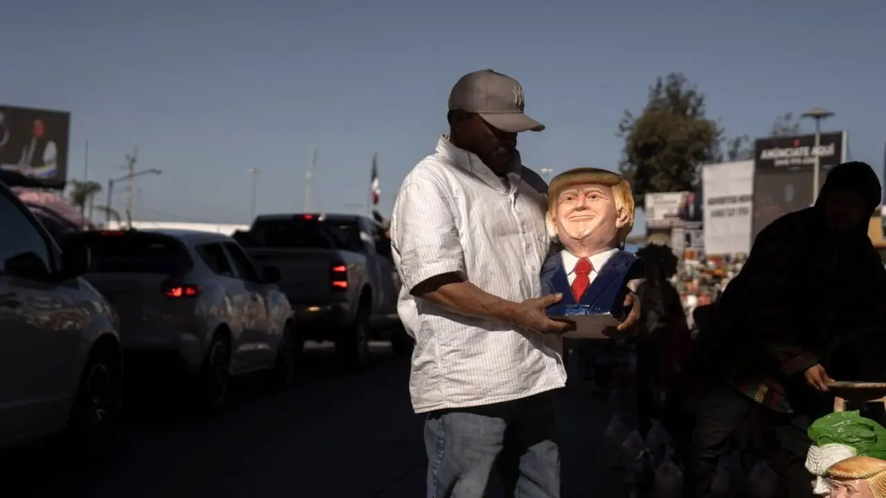 Paso froteirizo de San Ysidro entre M&eacute;xico e os EUA o pasado mes de xaneiro, onde vend&iacute;an unha figura de Trump. (Foto: Omar Mart&iacute;nez - DPA)