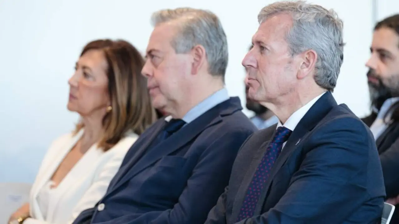A directora de ADOS, Marisa L&oacute;pez, o conselleiro de Sanidade, Antonio G&oacute;mez Caama&ntilde;o, e o presidente da Xunta, Alfonso Rueda, o pasado 16 de xaneiro. (Foto: Xunta da Galiza / Europa Press)