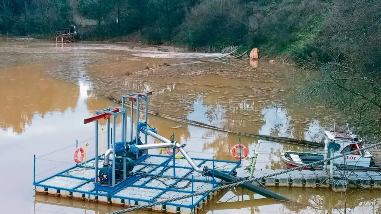 Balsa da antiga explotaci&oacute;n na mina de Touro que Cobre San Rafael quere reabrir, fotografada en xaneiro. (Foto: N&oacute;s Diario)