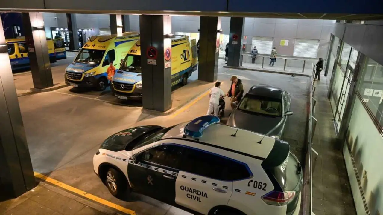 Un veh&iacute;culo da Garda Civil nas Urxencias do Complexo Hospitalario Universitario da Coru&ntilde;a, o psado 3 de febreiro de 2025. (Foto: M. Dylan / Europa Press)