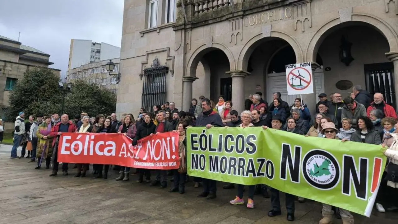 Concentraci&oacute;n en Mar&iacute;n (comarca do Morrazo), diante do Concello. (Foto: N&oacute;s Diario)