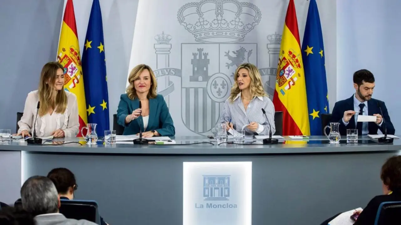 Sara Aagesen, Pilar Alegr&iacute;a, Yolanda D&iacute;az e Pablo Bustinduy, esta terza feira, na rolda de prensa posterior ao Consello de Ministros e Ministras. (Foto: Alejandro Mart&iacute;nez V&eacute;lez / Europa Press)