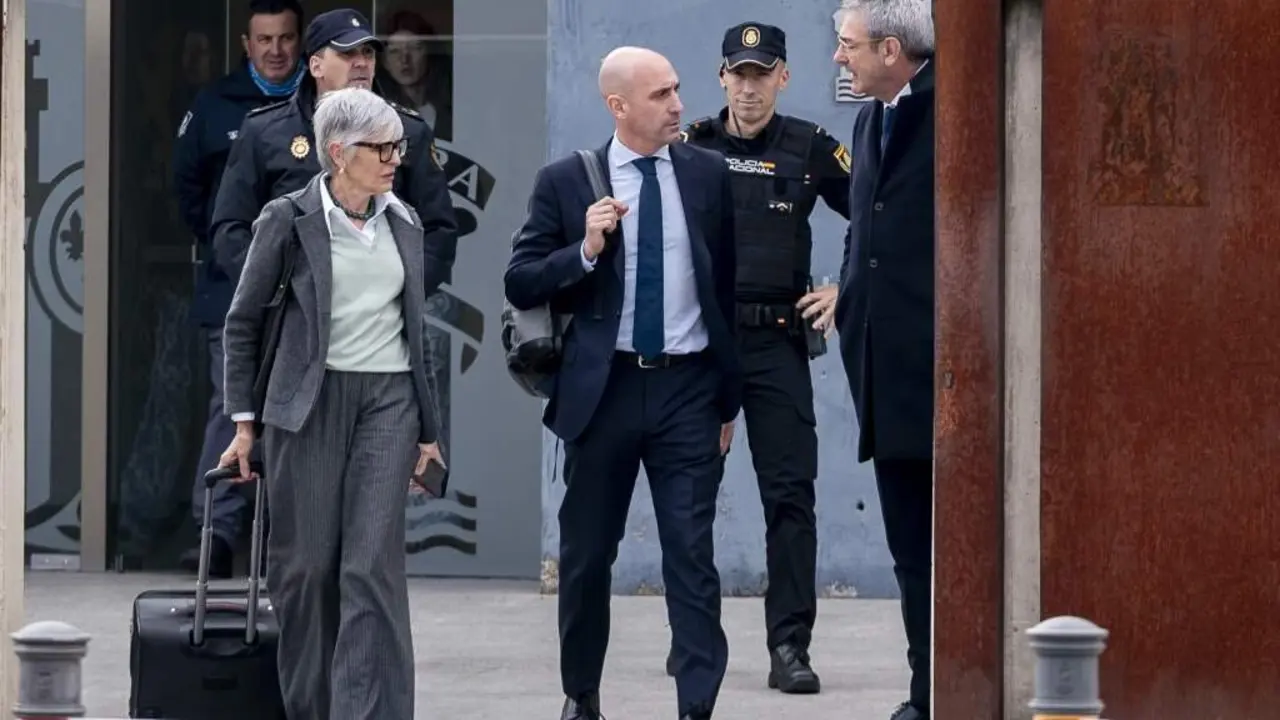 Luis Rubiales (no centro) sa&iacute;ndo esta terza feira da Audiencia Nacional. (Foto: A. P&eacute;rez Meca / Europa Press)