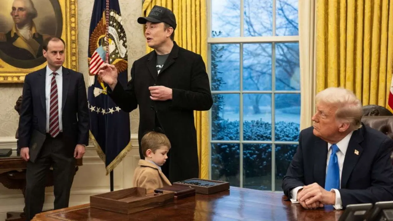 Elon Musk xunto a Donald Trump este 11 de febreiro no Despacho Oval da Casa Branca. (Foto: The White House)