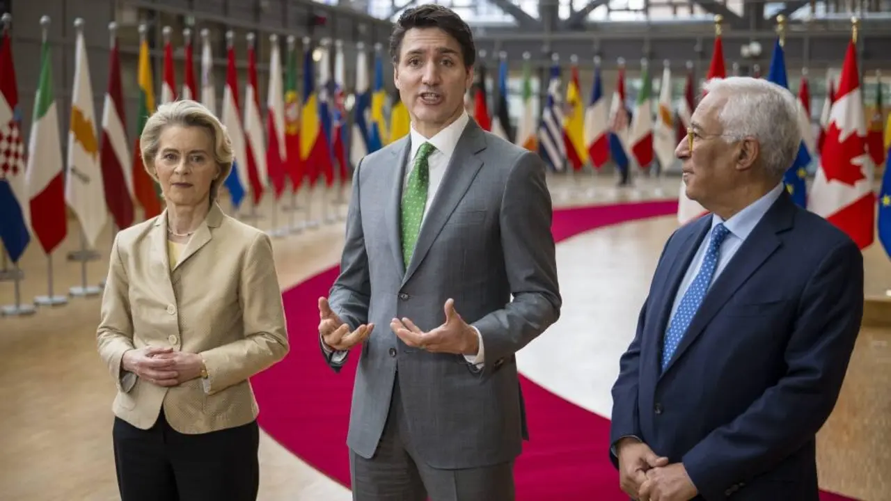 Ursula von der Leyen, Justin Trudeau e Ant&oacute;nio Costa, esta cuarta feira, en Bruxelas. (Foto: Wiktor Dabkowski / Zuma Press / ContactoPhoto v&iacute;a Europa Press)