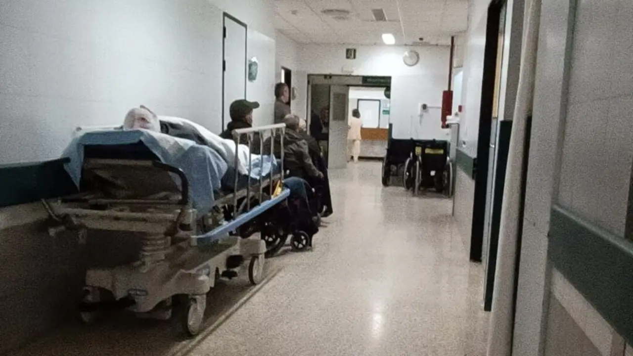 Pacientes nos corredores do servizos de Urxencias do CHUS este 12 de febreiro. (Foto: Asociaci&oacute;n de pacientes e Usuarios do CHUS)