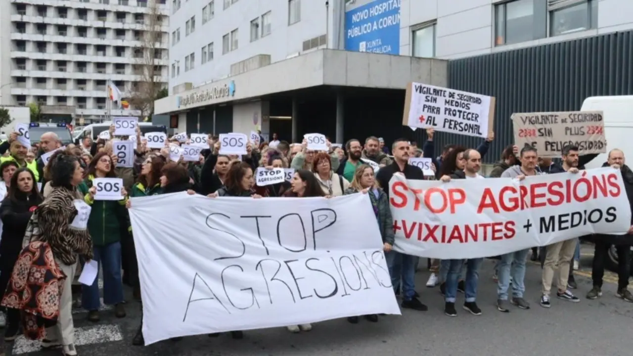 Mobilizaci&oacute;n do persoal do Hospital da Coru&ntilde;a, esta quinta feira. (Foto: N&oacute;s Diario)