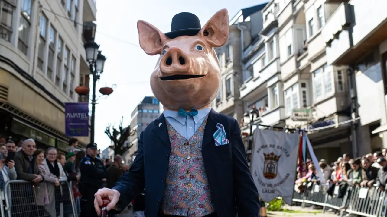 Unha persoa disfrazada de porco na LVI Feira do Cocido de Lal&iacute;n, o 4 de febrero de 2024. (Foto: Elena Fern&aacute;ndez / Europa Press)