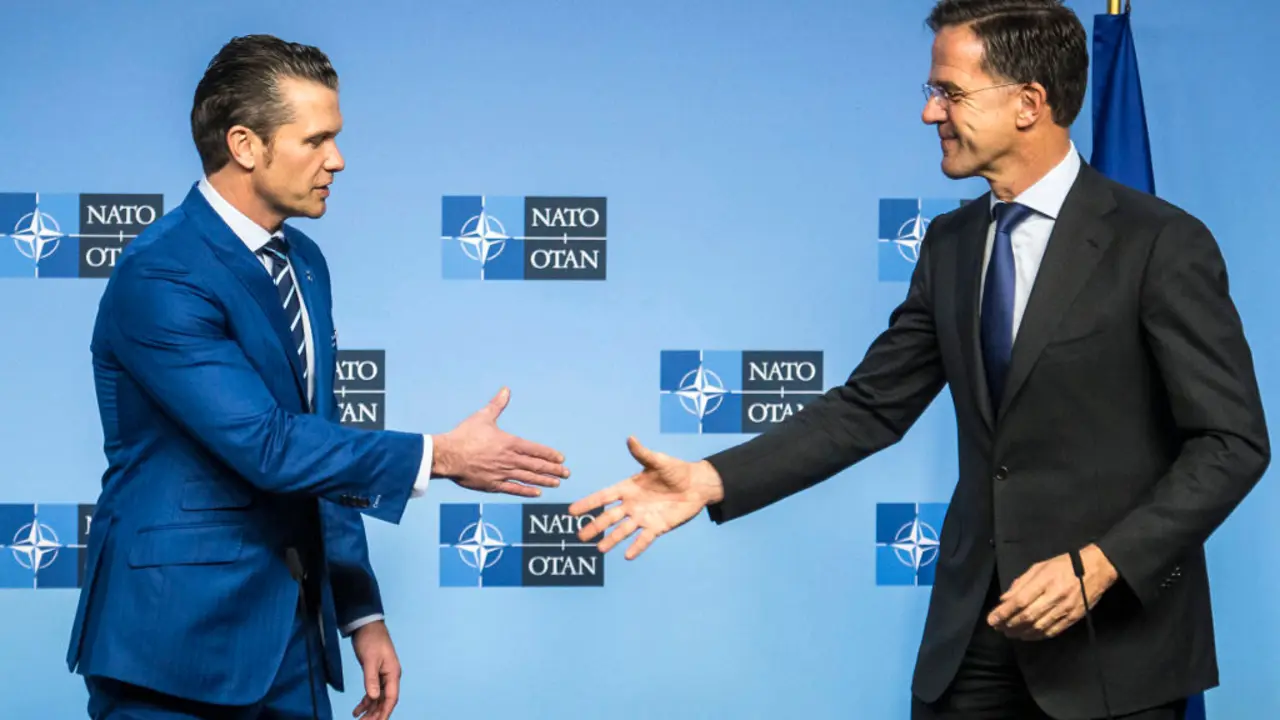 Pete Hegseth, secretario de Defensa dos Estados Unidos, e Mark Rutte, secretario xeral da OTAN, o 13 de febreiro de 2025 en Bruxelas (B&eacute;lxica). (Foto: Wiktor Dabkowski / Zuma Press)
