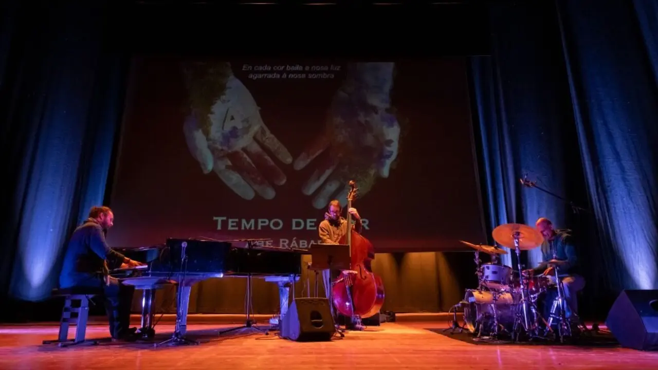 Abe R&aacute;bade, Pablo Mart&iacute;n Caminero e Bruno Pedroso, esta quinta feira, presentado o disco 'Tempo de cor' no Teatro Principal de Compostela. (Foto: Arxina)
