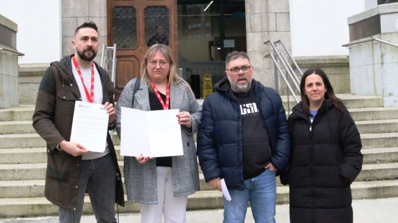 Jos&eacute; Luis Manteiga, Isabel Golpe, Ernesto L&oacute;pez e Luc&iacute;a Pe&oacute;n, esta sexta feira, na sede da Fiscal&iacute;a da Coru&ntilde;a. (Foto: N&oacute;s Diario)