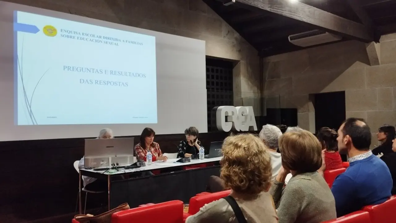 Na mesa, Luisa Fernanda Ar&iacute;ns, Lola Varela e Purificaci&oacute;n Leal, esta sexta feira na xornada organizada en Pontevedra. (Foto: N&oacute;s Diario)