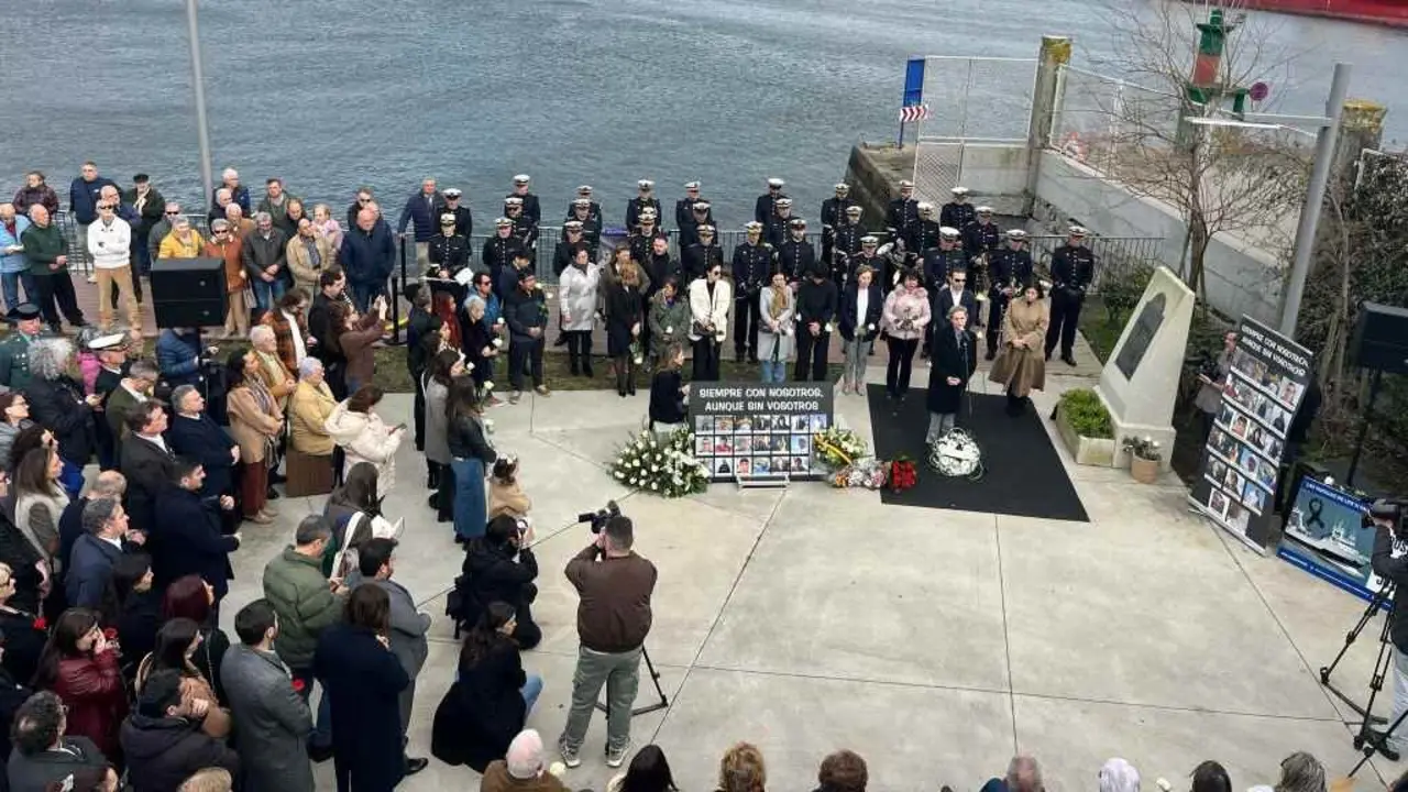 Homenaxe &aacute;s v&iacute;timas do 'Vila de Pitanxo'. (Foto: Porto de Vigo)