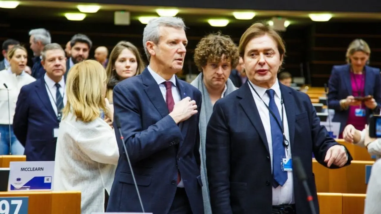 O presidente da Xunta, Alfonso Rueda, e o director xeral de Relaci&oacute;ns Exteriores e coa Uni&oacute;n Europea, Jes&uacute;s Gamallo, no Comit&eacute; Europeo das Rexi&oacute;ns. (Foto: Xunta da Galiza)
