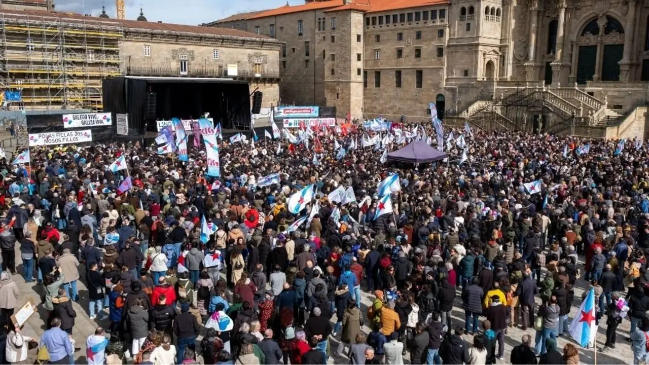 A praza do Obradoiro, este domingo, ateigada con persoas asistentes &aacute; manifestaci&oacute;n convocada por Queremos Galego. (Foto: C&eacute;sar Arxina / Europa Press)