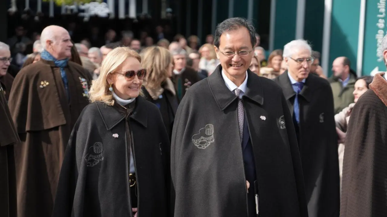 Mari&aacute;n Mouri&ntilde;o e Takahiro Nakamae, este domingo en Lal&iacute;n (O Deza). (Foto: Concello de Lal&iacute;n)