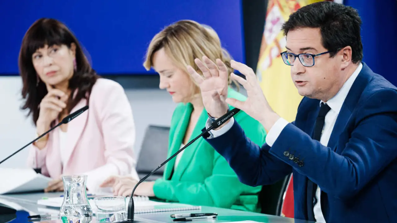 A ministra espa&ntilde;ola de Igualdade, Ana Redondo, a de Educaci&oacute;n, Pilar Alegr&iacute;a, e o de Transformaci&oacute;n Dixital, &Oacute;scar L&oacute;pez, o 25 de febreiro de 2025 ap&oacute;s o Consello de Ministras e Ministros. (Foto: Carlos Luj&aacute;n / Europa Press)