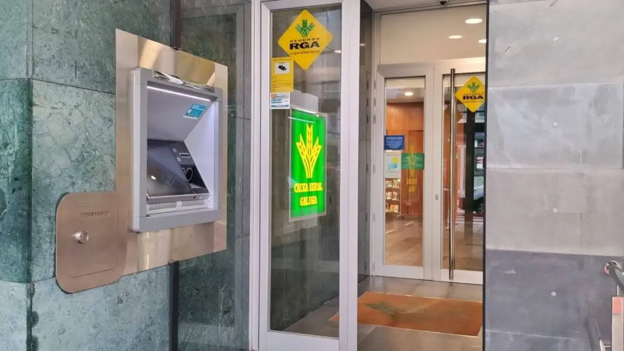 Acceso a unha oficina de Caixa Rural Galega. (Foto: N&oacute;s Diario)