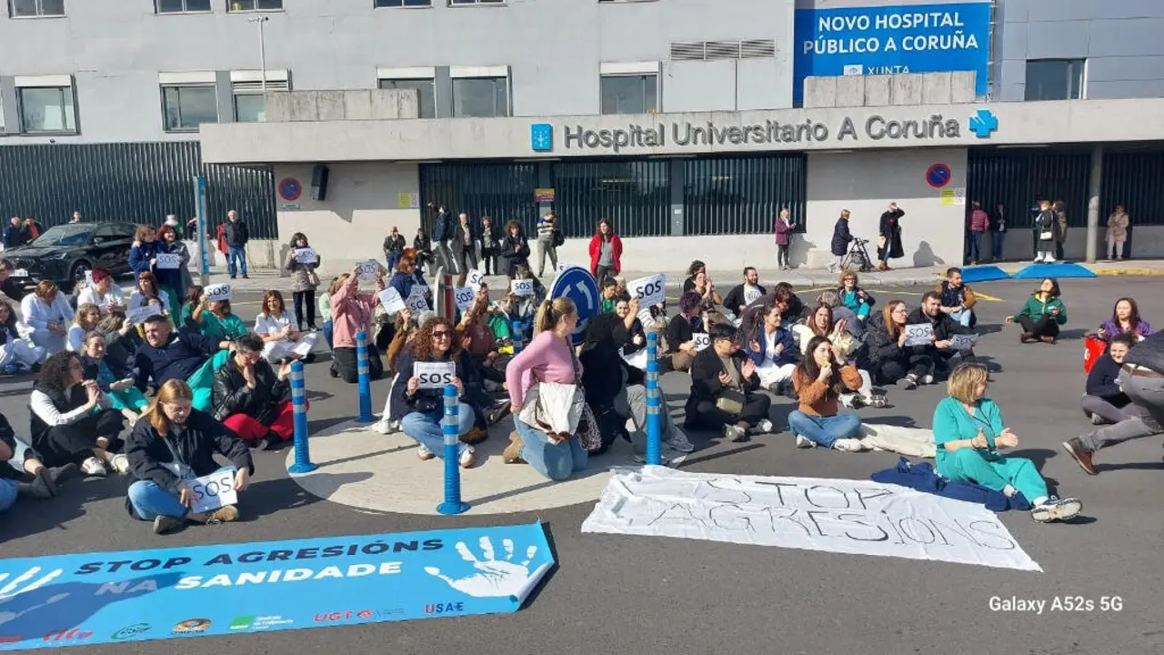 EuropaPress_6546369_personal_chuac_asentada_rotonda_hospital_corunes