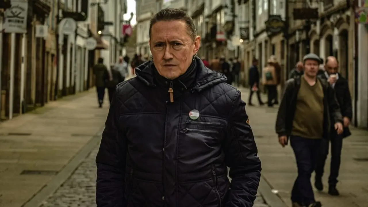 Fermin Muguruza na r&uacute;a de San Pedro de Santiago de Compostela, esta quinta feira. (Foto: Iago Lourido)