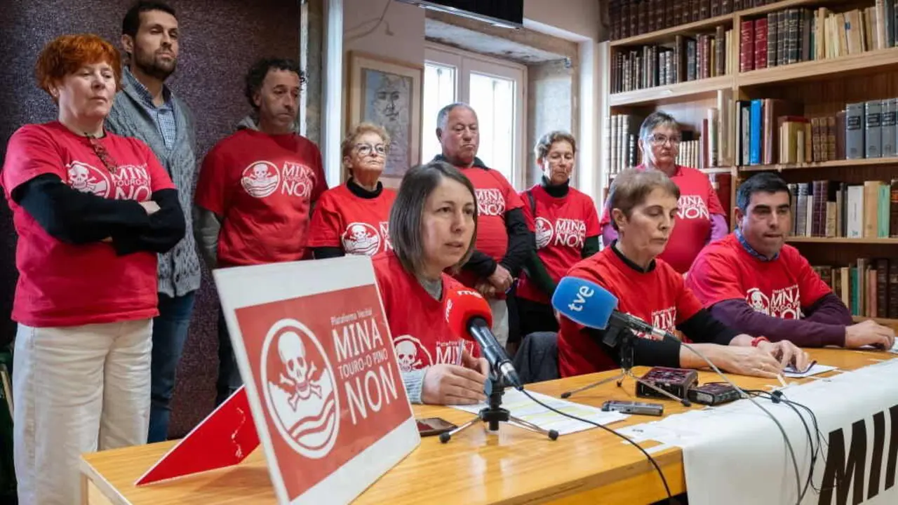 Membros da plataforma Mina Touro-O Pino Non (Foto Arxina)