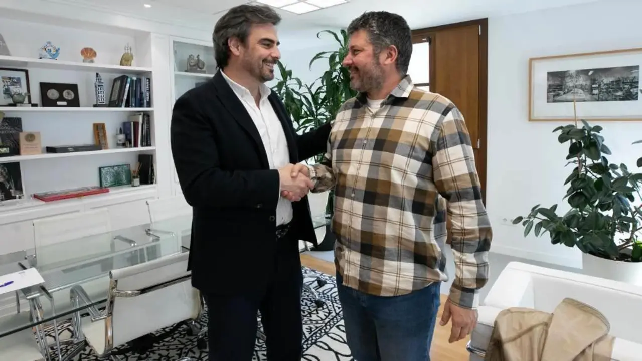 O conselleiro Diego Calvo e o alcalde de Outes Francisco Calo. (Foto: Xunta da Galiza)