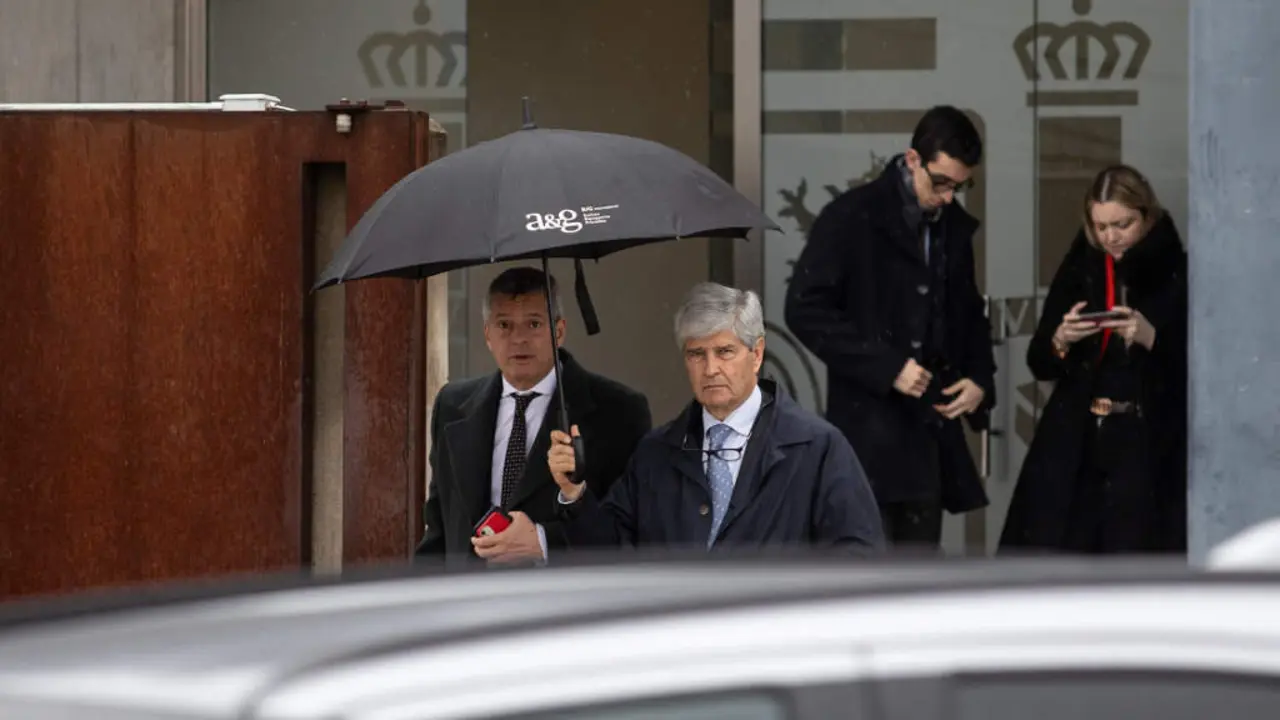Fernando Mart&iacute;n (co paraugas na man), o 3 de marzo de 2025 na Audiencia espa&ntilde;ola. (Foto:  Alejandro Mart&iacute;nez V&eacute;lez / Europa Press)