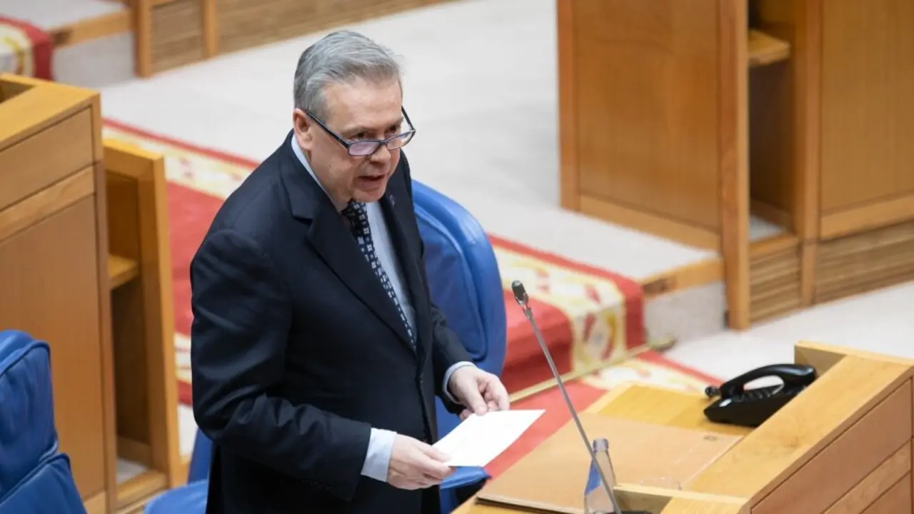 O conselleiro de Sanidade, Antonio G&oacute;mez Caama&ntilde;o, no pleno da pasada cuarta feira no Parlamento. (Foto: Xunta da Galiza)