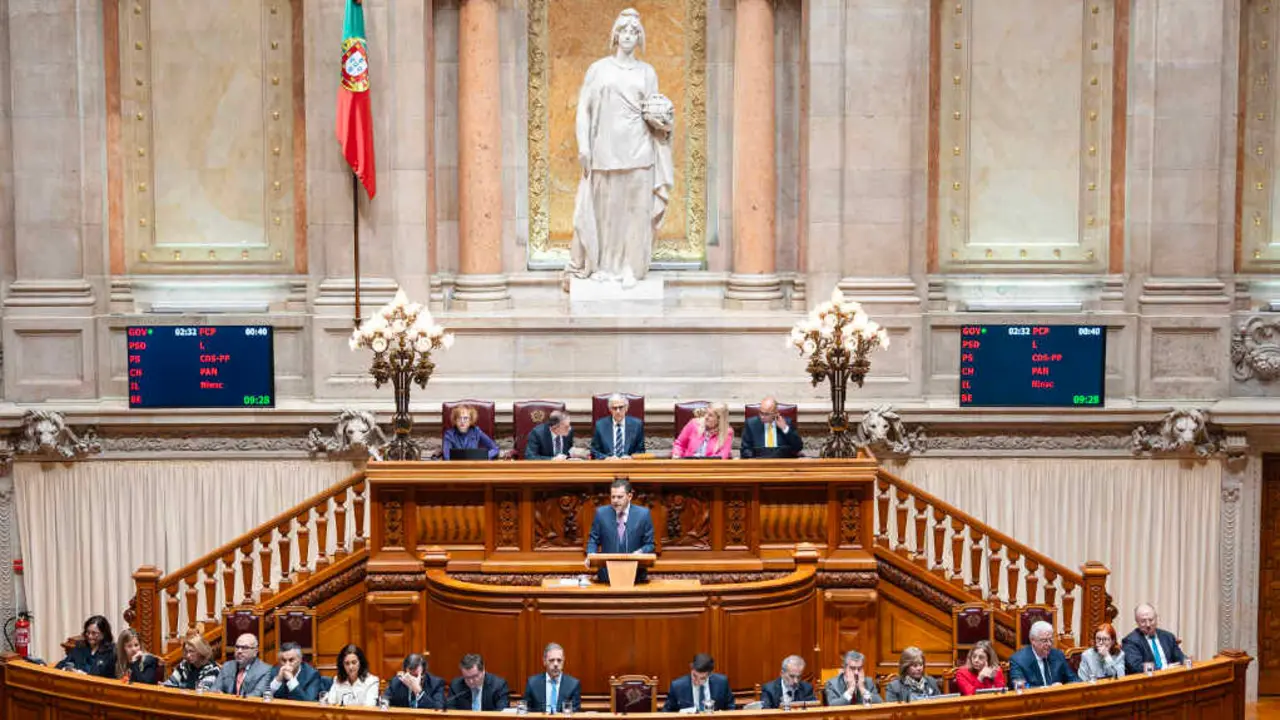 O primeiro ministro de Portugal, Lu&iacute;s Montenegro, ao intervir o 5 de marzo de 2025 na Assembleia da Rep&uacute;blica. (Foto: Grupo Parlamentario do PSD)