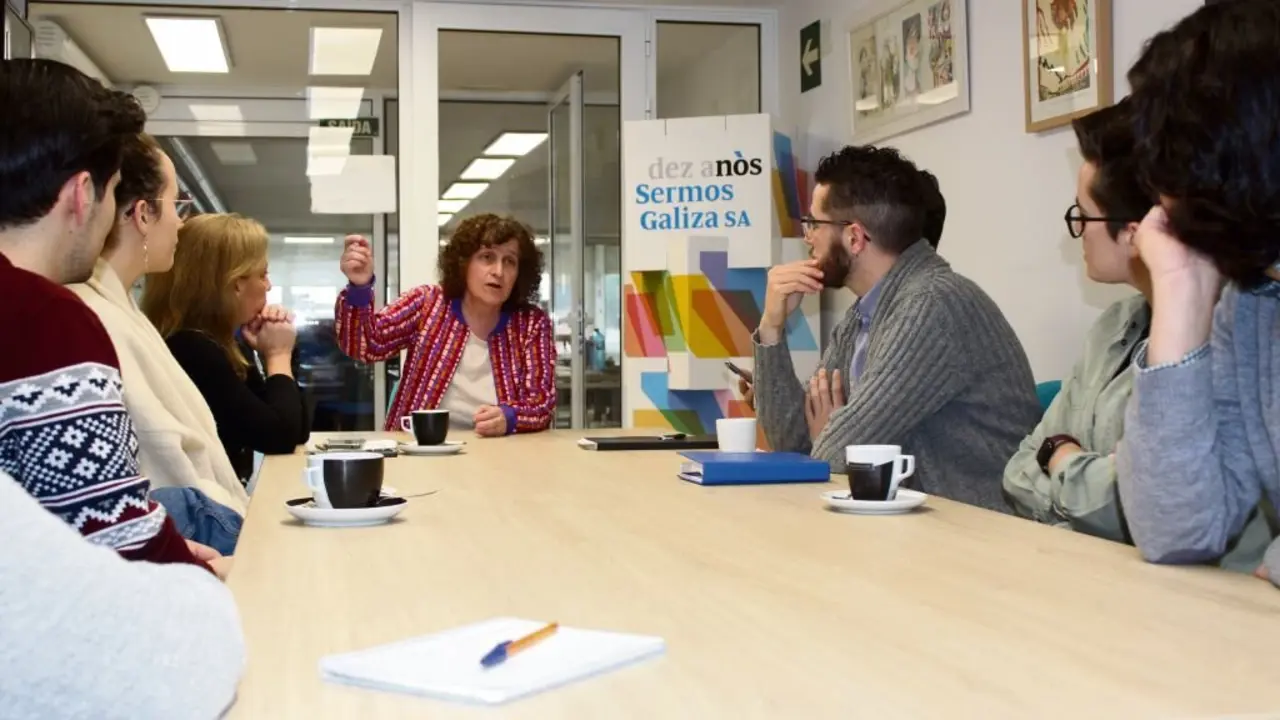 A alcaldesa de Compostela, Goretti Sanmart&iacute;n, participou onte do primeiro 'Cafe con N&oacute;s' na redacci&oacute;n do xornal. (Foto: Manel M&eacute;ndez)