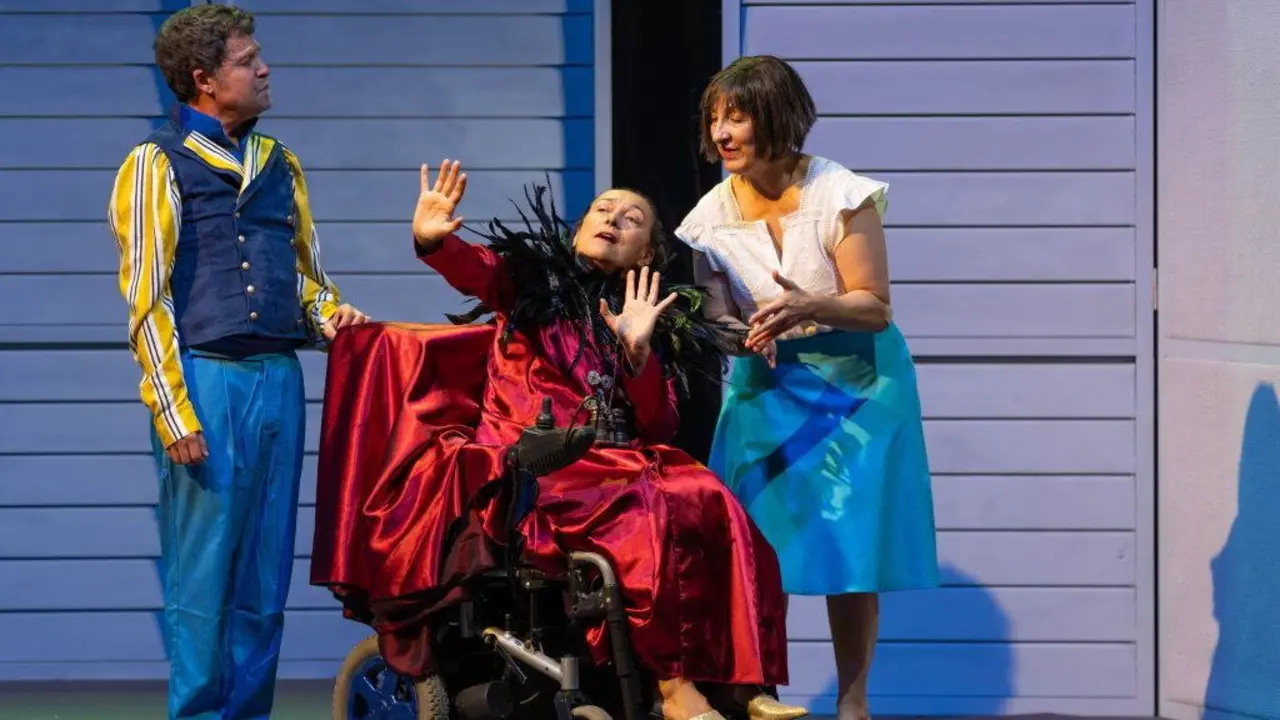 Sarabela Teatro estrou en 2024 'A cincenta que non quer&iacute;a comer perdices'. (Foto: Sarabela Teatro)