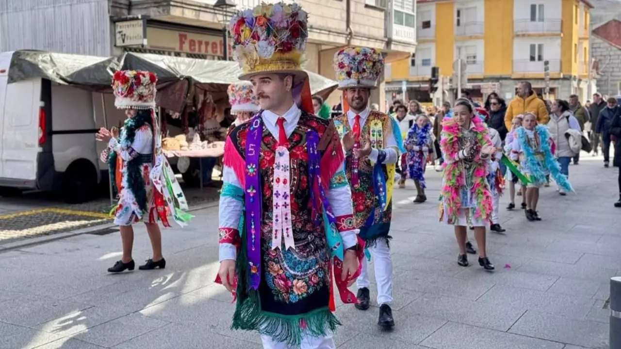 O Entroido de Cobres percorreu as r&uacute;as de Cuntis (comarca de Caldas) no d&iacute;a grande da Festa do Lac&oacute;n con Grelos. ( Foto: N&oacute;s Diario)