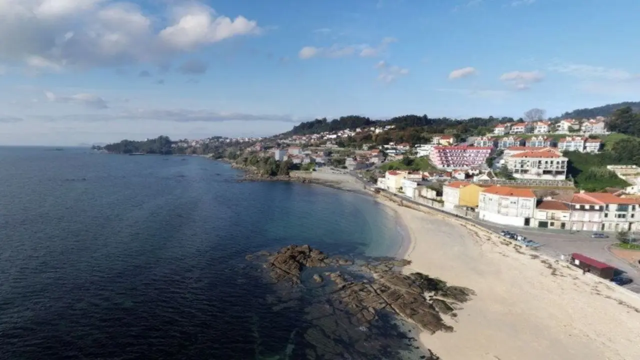 Vista parcial da praia do Con, Moa&ntilde;a (O Morrazo). (Foto: Google Earth)