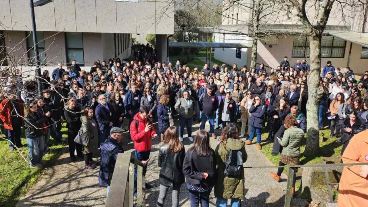 Concentraci&oacute;n onte diante da Facultade de Ciencias da Educaci&oacute;n da USC en protesta polo asasinato dunha traballadora social en Badaxoz (Estremadura). (Foto: N&oacute;s Diario)