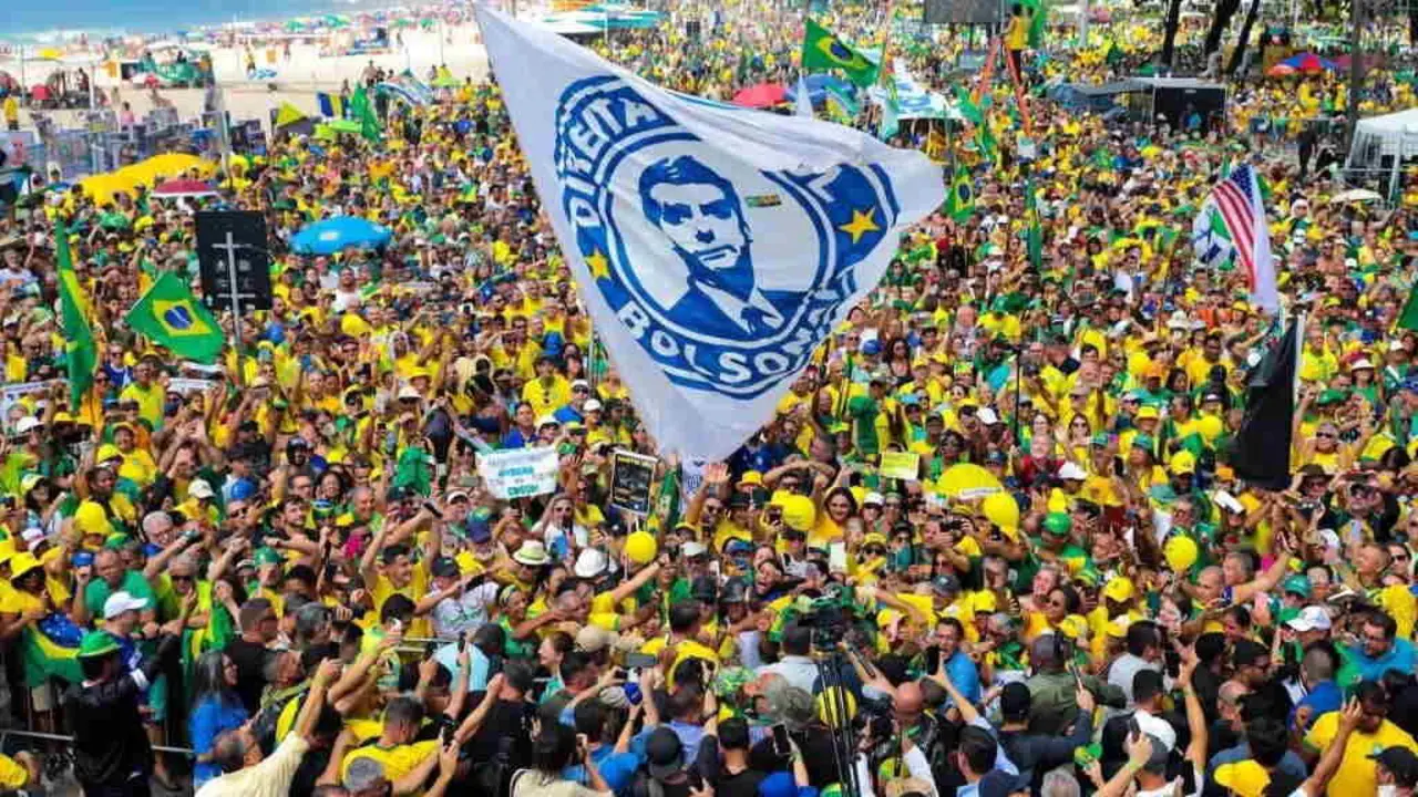 Manifesta&ccedil;&atilde;o dos partid&aacute;rios de Jair Bolsonaro na praia de Copacabana este 16 de mar&ccedil;o. (Foto: NasRuas)