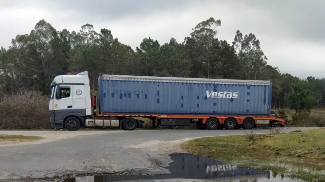 Cami&oacute;n co logo da empresa Vestas no acceso ao monte Acibal. (Foto: Lucas Andion)