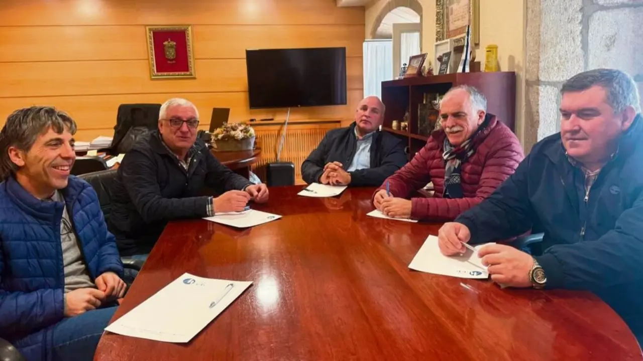 Os alcaldes Ad&aacute;n, P&eacute;rez, Calvo, Carril e Penas, esta segunda feira. (Foto: N&oacute;s Diario)
