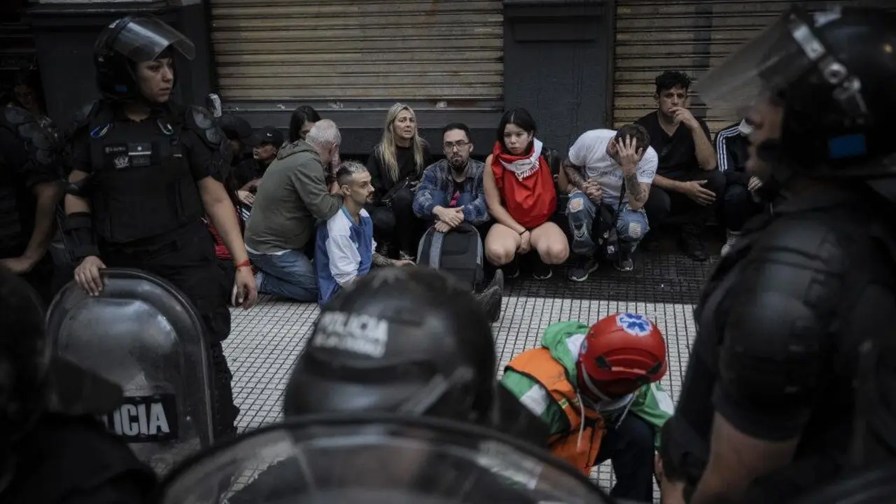 A polic&iacute;a federal reprime unha protesta de persoas xubiladas ante o Congreso Nacional o pasado d&iacute;a 12. (Foto: Santiago Oroz / Zuma Press / ContactoPhoto)
