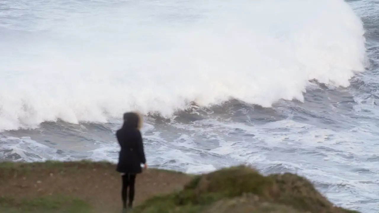 Unha persoa observa o mar durante un temporal de vento en Ribadeo (A Mari&ntilde;a) nunha imaxe de arquivo. (Foto: Carlos Castro / Europa Press)