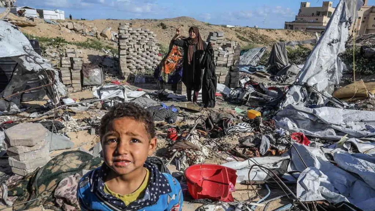 Unha familia palestina inspecciona os danos causados por un ataque a&eacute;reo israel&iacute; contra Khan Yunis este 19 de marzo. (Foto: Abed Rahim Khatib / dpa)