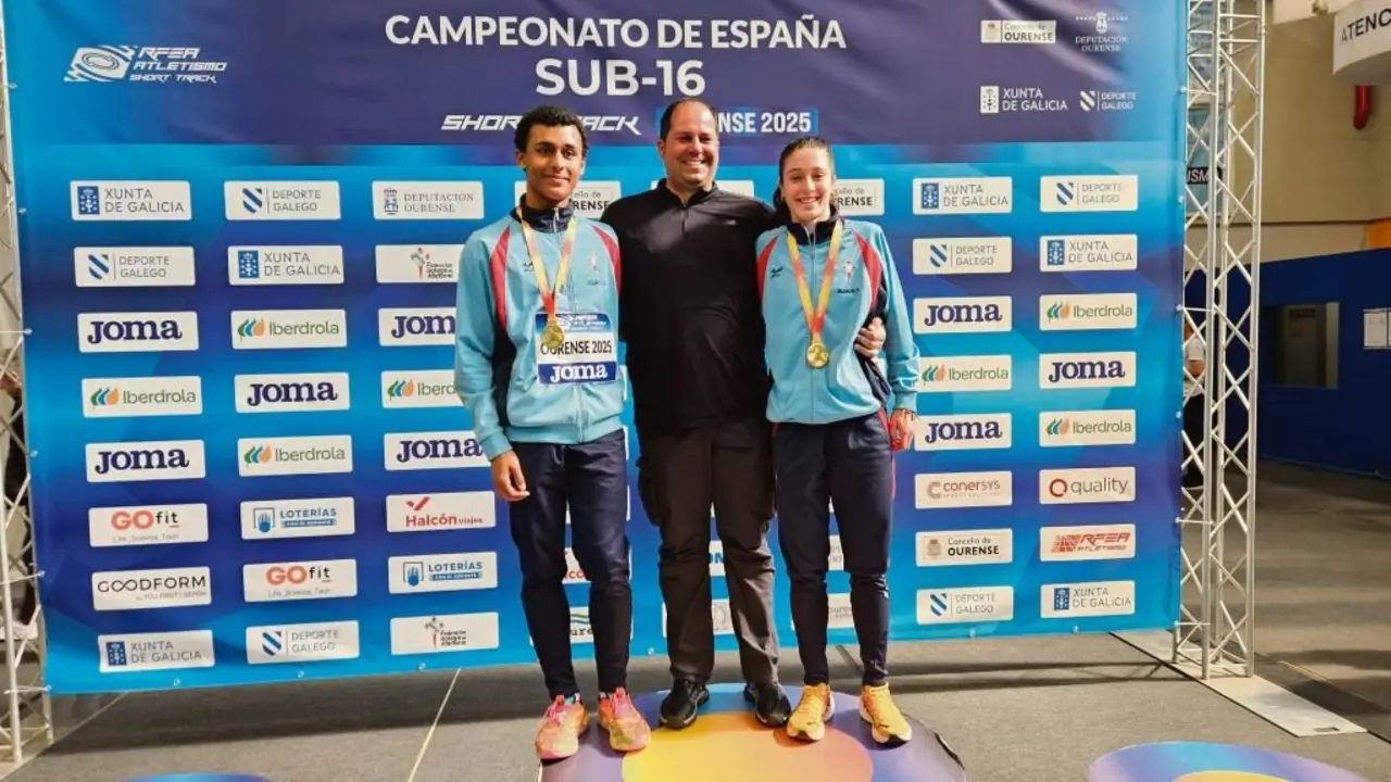 David G&oacute;mez (no centro), coas d&uacute;as grandes promesas do Celta e do atletismo galego, Joel Santana e Olivia Guti&eacute;rrez, en Ourense. (Foto: Federaci&oacute;n Galega de Atletismo)