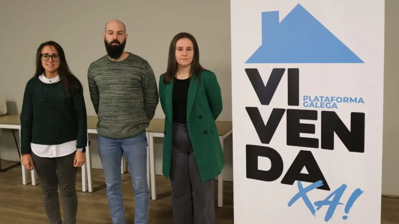 Mar&iacute;a Curra, Andr&eacute;s L&oacute;pez e Iria Nande, voceiras da Plataforma Galega Vivenda Xa. (Foto: Arxina)