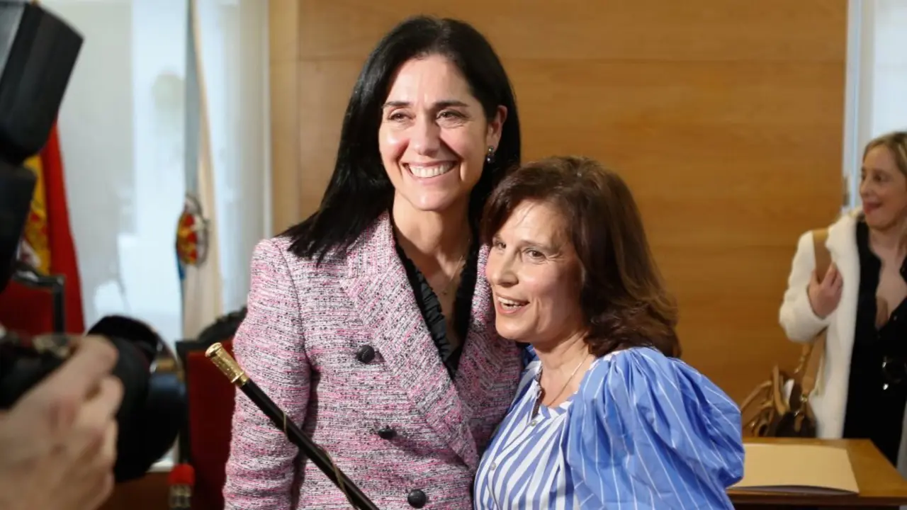 Paula Prado e Mari&ntilde;a Gueimunde o pasado 7 de marzo no pleno no que se debateu a moci&oacute;n de censura que quitou a Alcald&iacute;a &aacute; socialista Mar&iacute;a Loureiro. (Foto: Carlos Castro / Europa Press)