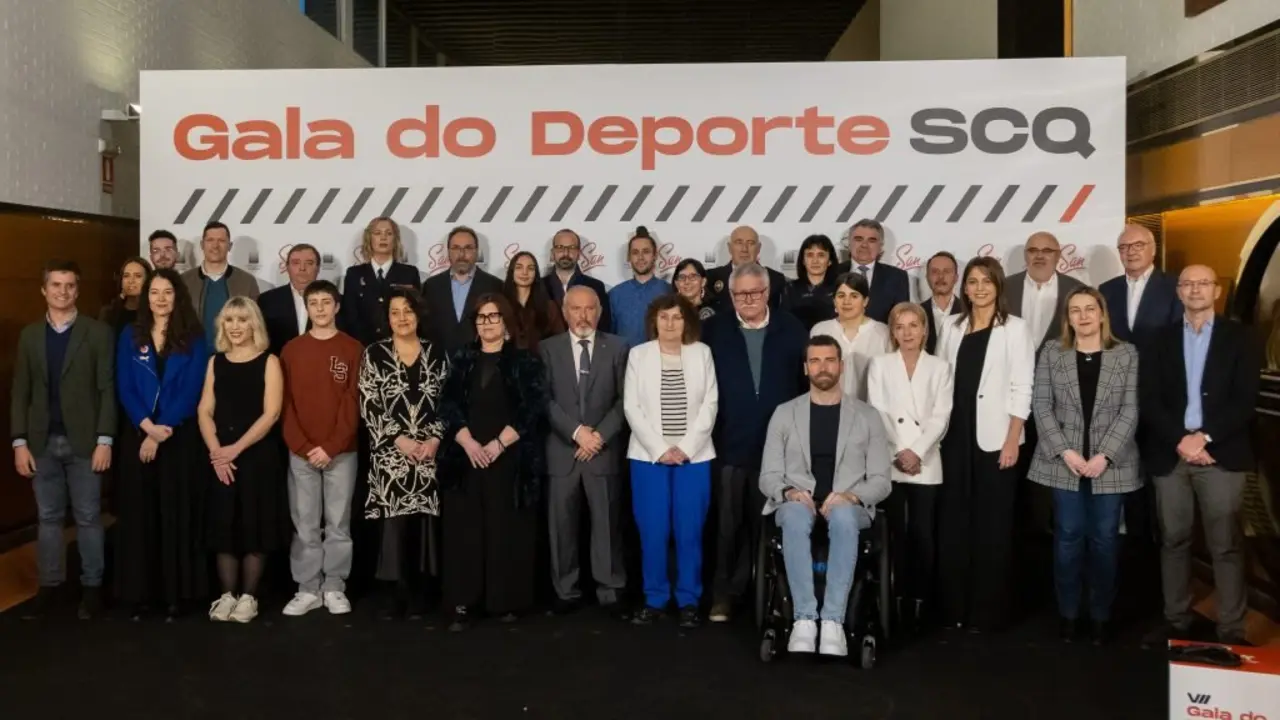 Autoridades locais, xornalistas e persoas premiadas na VII Gala do Deporte de Compostela, esta segunda feira. (Foto: Arxina)