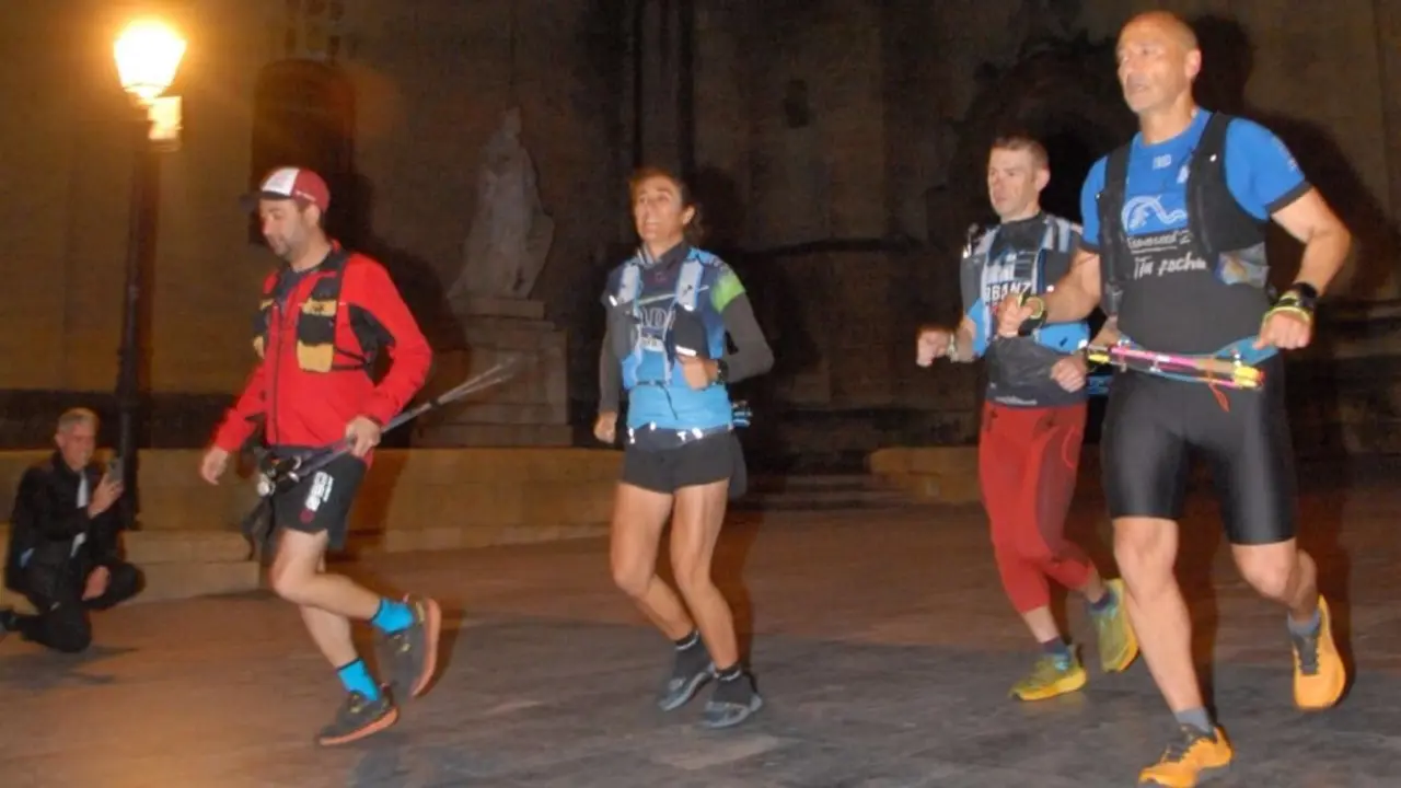 Maite Rojo chegando &aacute; Catedral de Santiago acompa&ntilde;ada de Luis A. Collado, Arturo Pi&ntilde;eiro e Pablo Teijeiro. (Foto: N&oacute;s Diario)