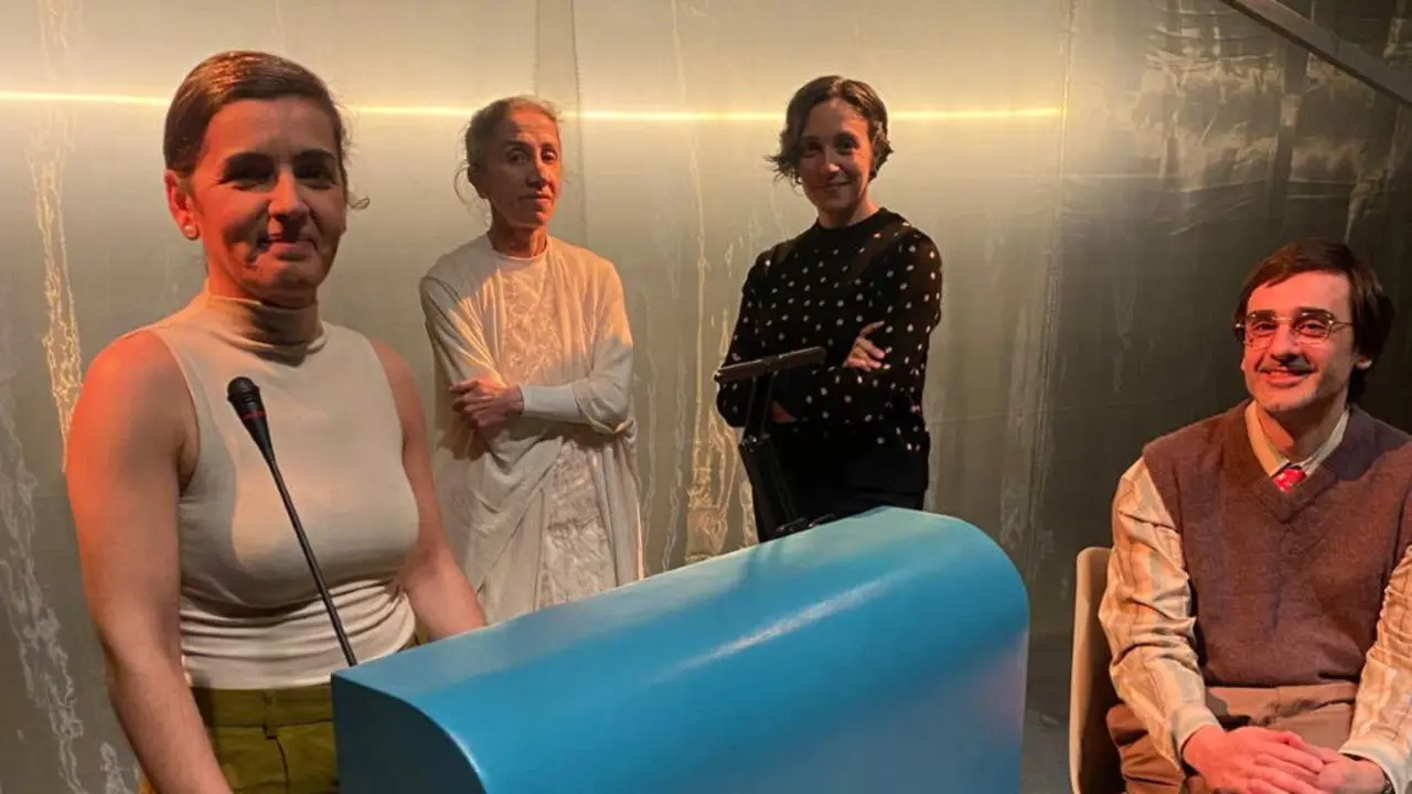 O equipo de 'Ubasute', esta terza feira, 25 de marzo, na s&uacute;a estrea en Ames (comarca de Compostela). (Foto: N&oacute;s Diario)